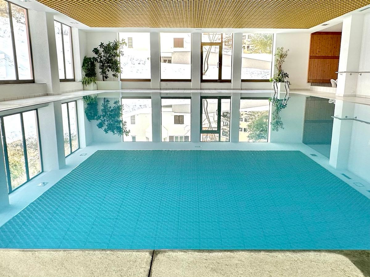 Schwimmbad mit Liegebereich