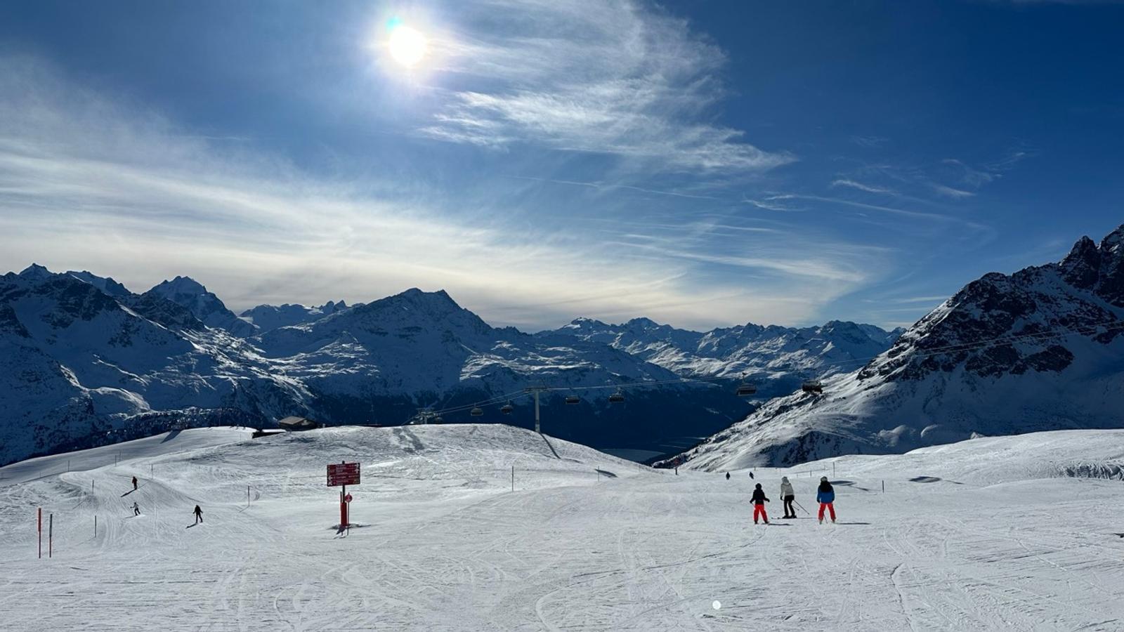 Sonnige Berglandschaft im Engadin