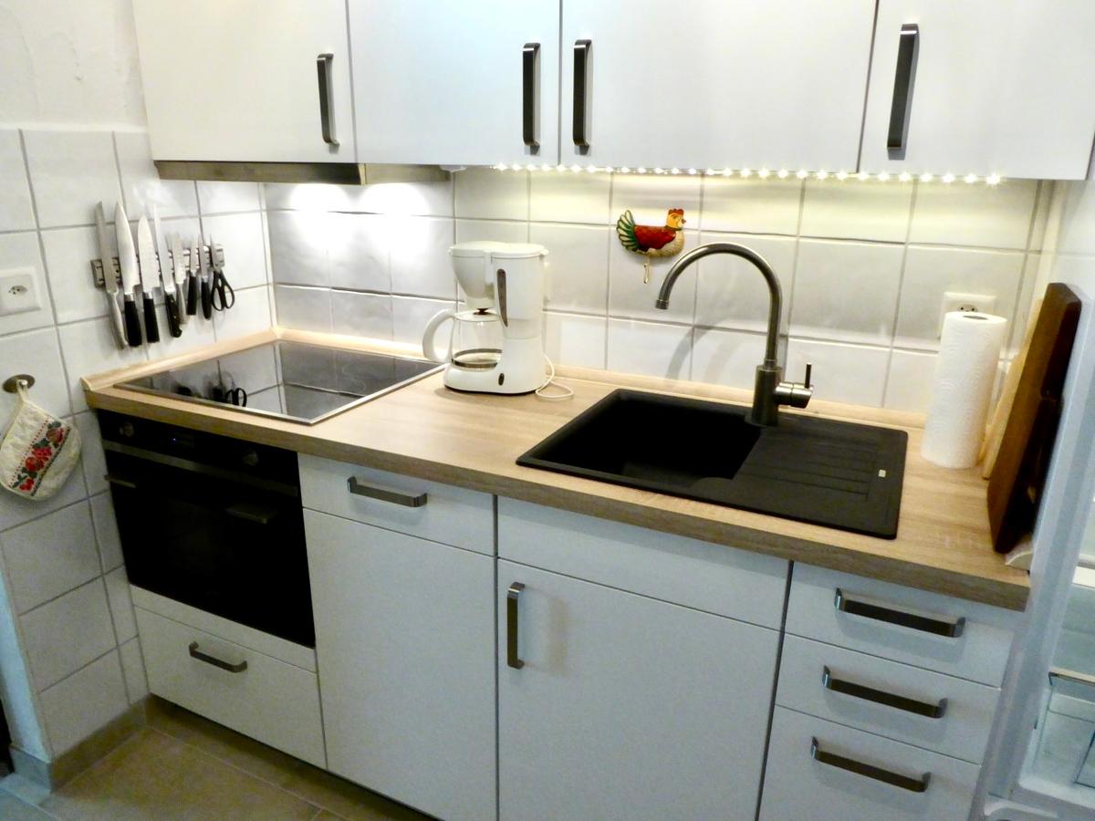 Küche mit Arbeitsfläche und Geräten