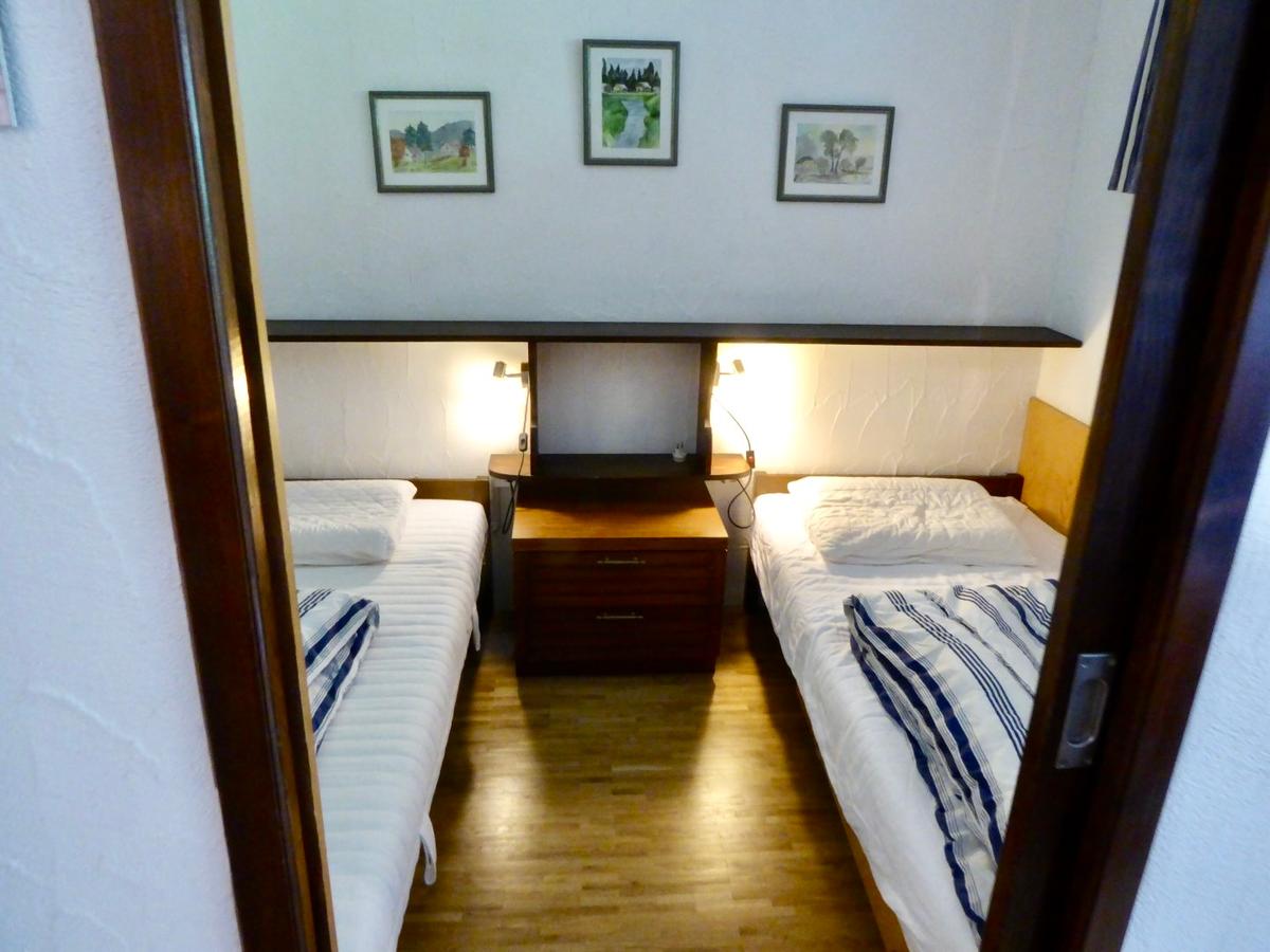Schlafzimmer mit zwei Betten