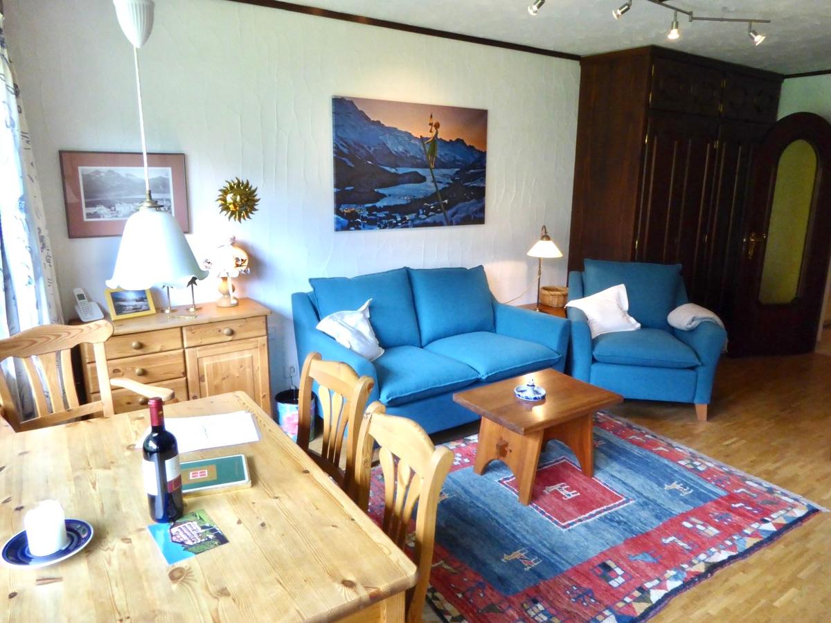 Wohnbereich mit Esstisch und Sofa