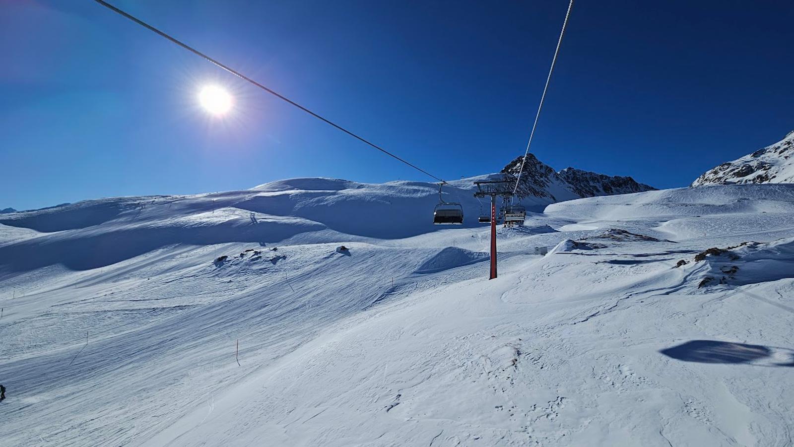Panorama der verschneiten Engadiner Bergwelt