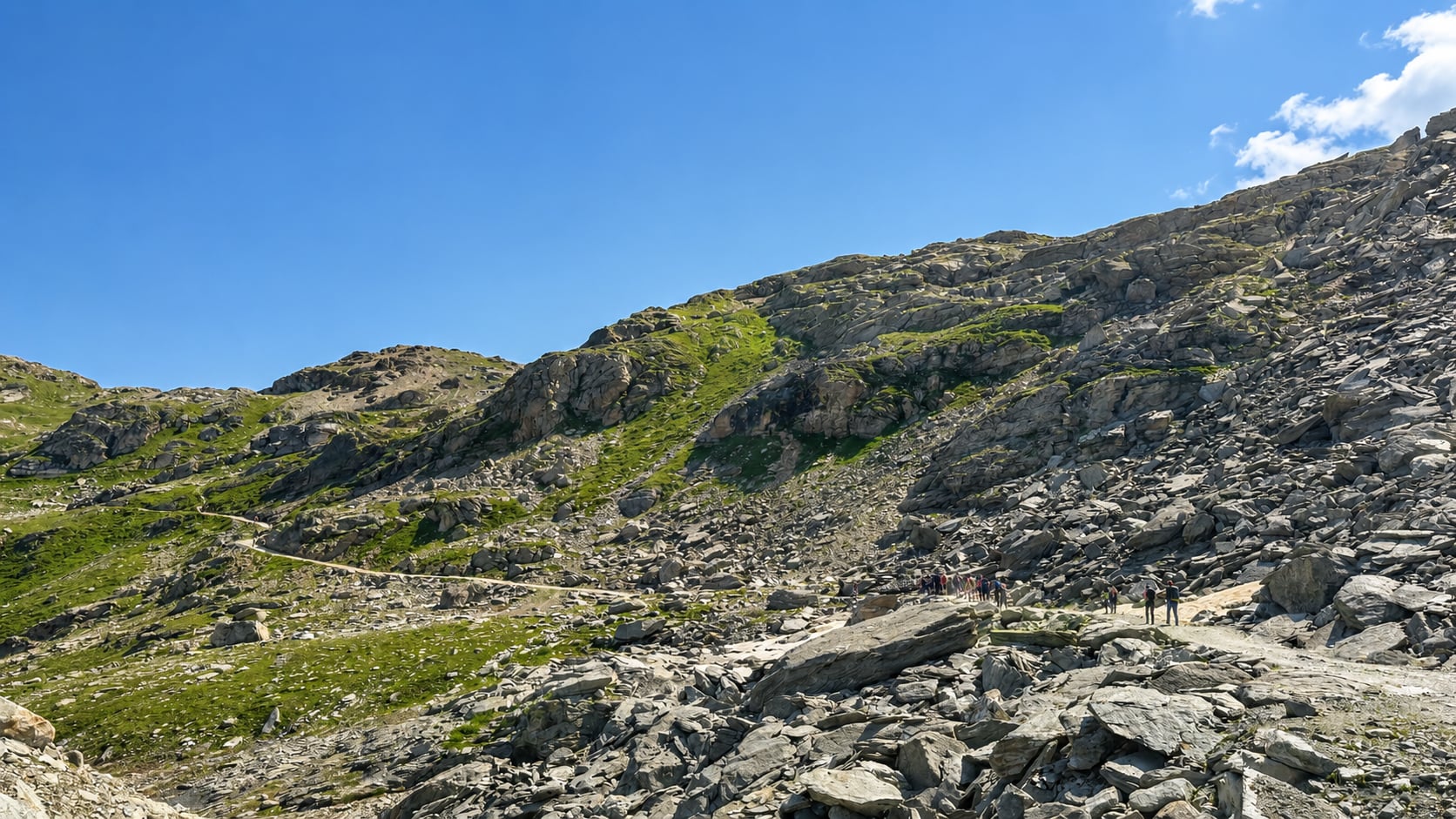 Bergsteiger auf einem hochalpinen Steig im Engadin