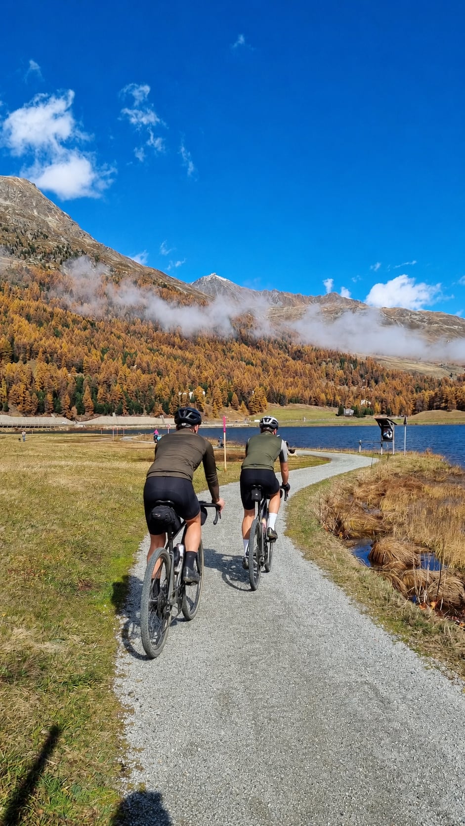Zwei Gravel-Fahrer auf einer Naturstraße im Engadin