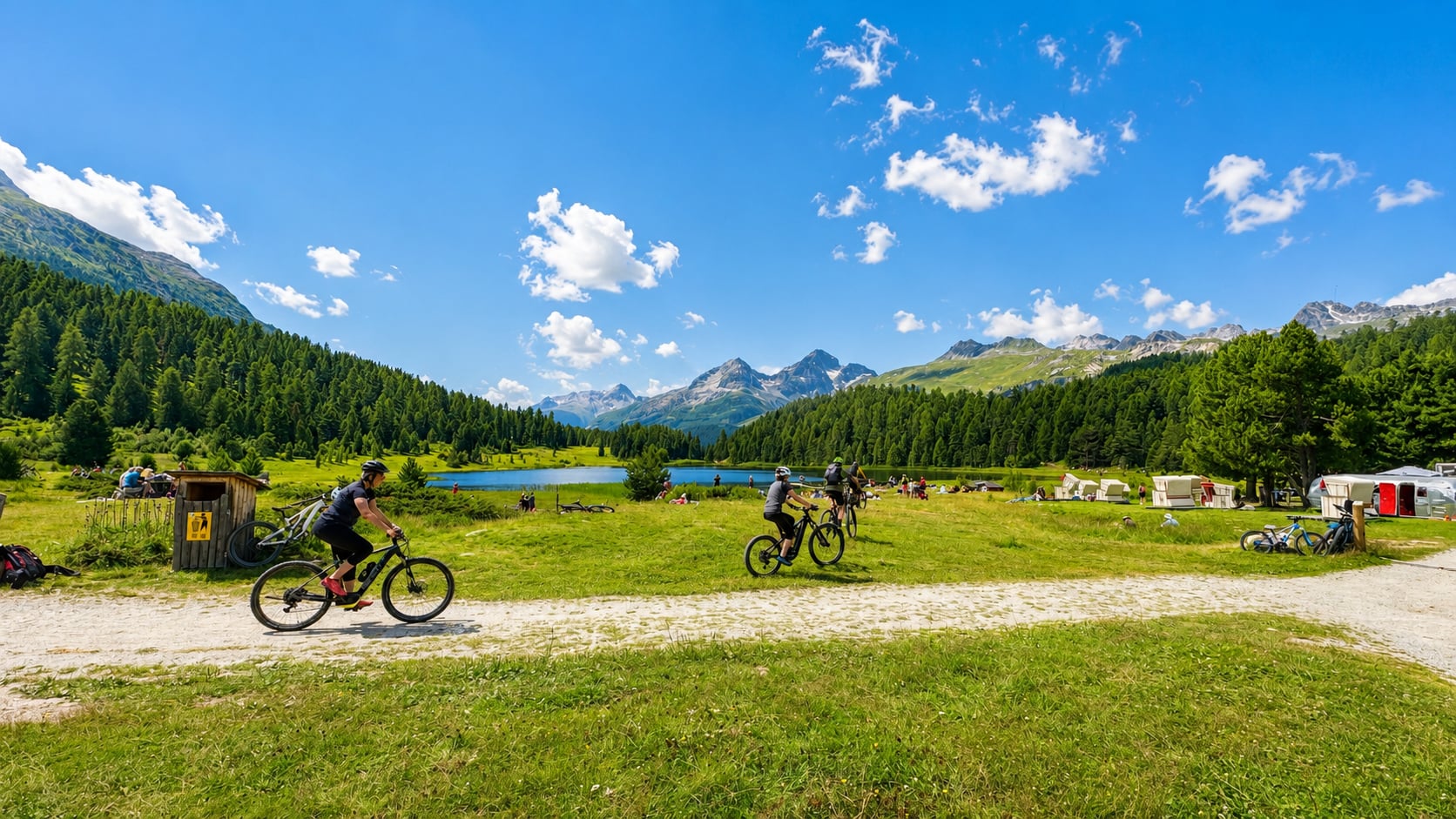 Mountainbiker am Bergsee im Engadin