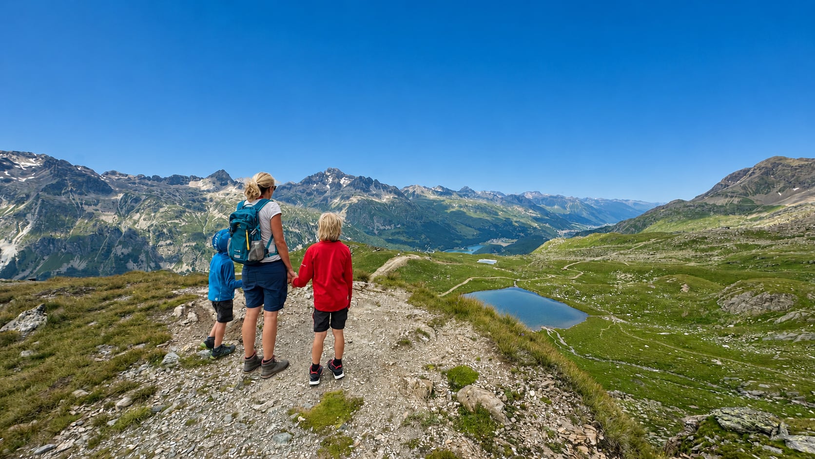 Wanderer auf einem Höhenweg im Engadin
