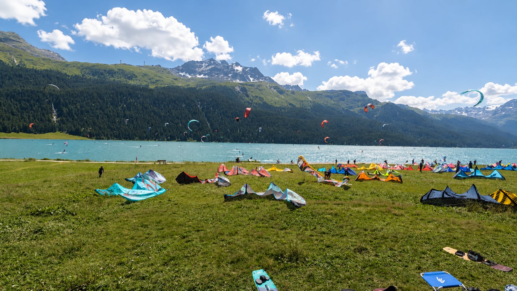 Kitesurfer auf dem Silvaplanersee bei Malojawind